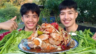 ตำแซ่บนัวร์ปูม้าไข่ตัวใหญ่ๆ จัดมาเป็นจานใหญ่กินแบบฟินๆ.