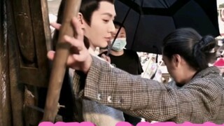 The behind-the-scenes footage of Wen Xiaoliu and Ye Shiqi doing the wall-bang. This male director is