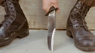 男人在船上玩着匕首，结果噗呲一声，河水从甲板喷涌而出