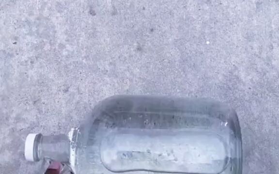 Dia sepertinya lagi main sesuatu yang sangat baru.