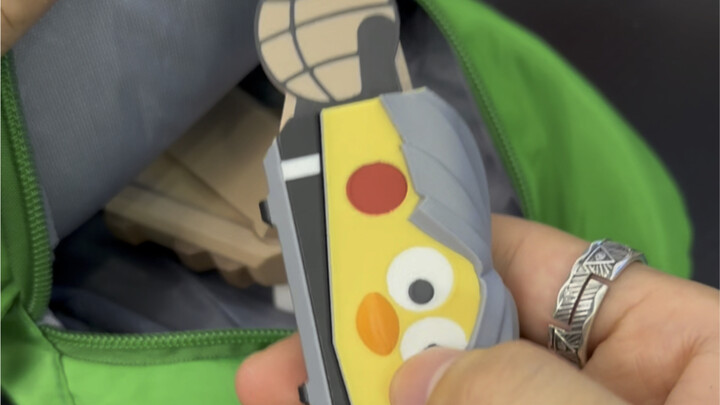 The dinosaur bag I bought for my little nephew just arrived! Forget whether he likes it or not—I abs