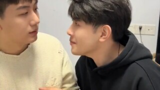 اكتشفت الأخت العلاقة "الخاصة" بين أخيها الصغير وصديقه المقرب، فبدأت مسلسلات كوميدية في الحياة العائل