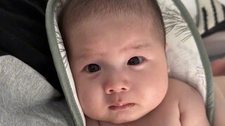 Bé vừa ngủ dậy định khóc thì phát hiện mình đang trong vòng tay mẹ, liền ngượng ngùng nín lại luôn!