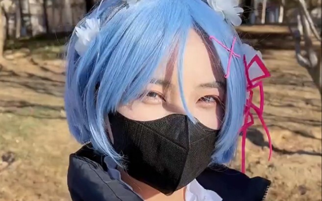 Going shopping with a cute anime girl.