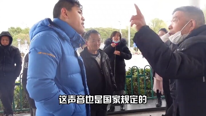 หนุ่มมาท้าดวลคุณลุงแดนซ์สนามอีกครั้ง! เปิดเพลงเสียงดังสุดจนมีแต่เสียงร้องไห้โหยหวน คราวนี้คุณลุงจะยอ