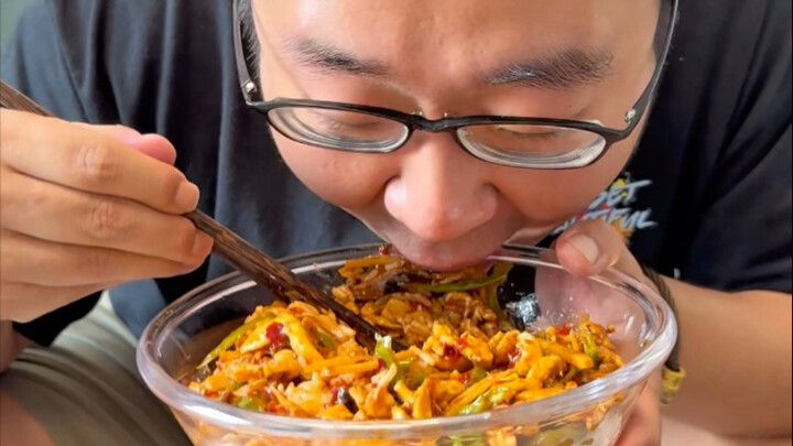 أرز ممزوج بشرائح اللحم بنكهة السمك الصيني