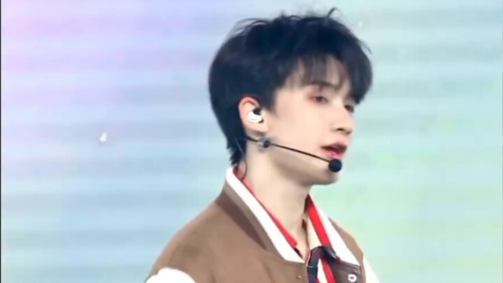 Let Yu Yuhan stand in the center of the dance