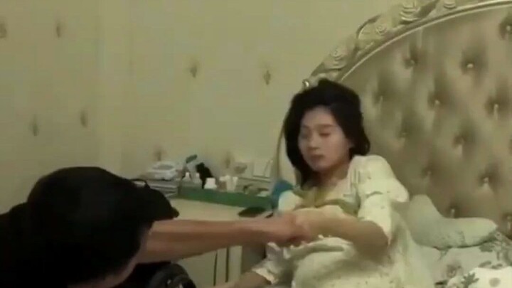 A wheelchair-bound couple shares the joy of expecting a baby—both ended up in wheelchairs at age 18 