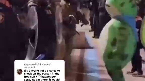 Seekor kodok penjual bayi di Portland, Amerika Serikat, nekat menerobos markas besar ICE! Namun luba