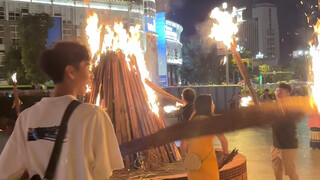 Challenging myself to take photos with ethnic compatriots from five or six different groups. Torch F