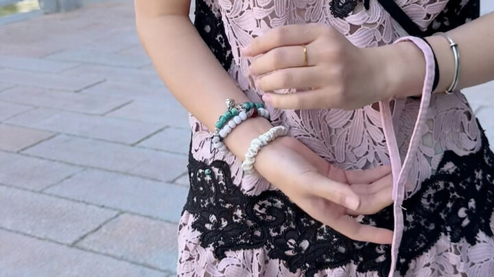 Dắt mèo ra ngoài gặp một chú mèo xanh nhỏ