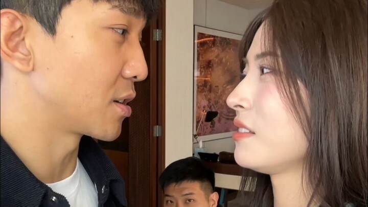 Thiếu cảnh giác quá! Cứ đinh ninh ông chủ Mã sẽ đãi cả nhà đi massage thì bị ông ấy phát hiện ngay.