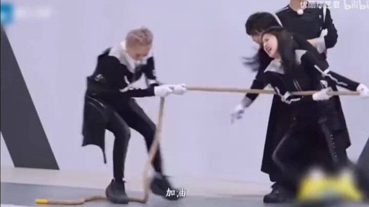 Sao một nam một nữ mà còn không kéo nổi hai cô gái vậy 😦