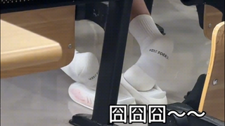 "الجوارب البيضاء: أصبحت مهذبة، جيونج جيونج جيونج يا بي~"