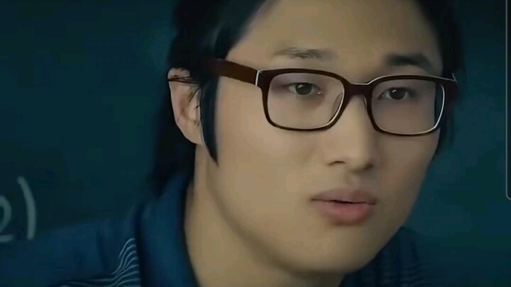 Nếu yêu quái ma quỷ phải đi học, thì cô giáo Kodak đúng là làm tròn vai quá mức, cười muốn chết luôn