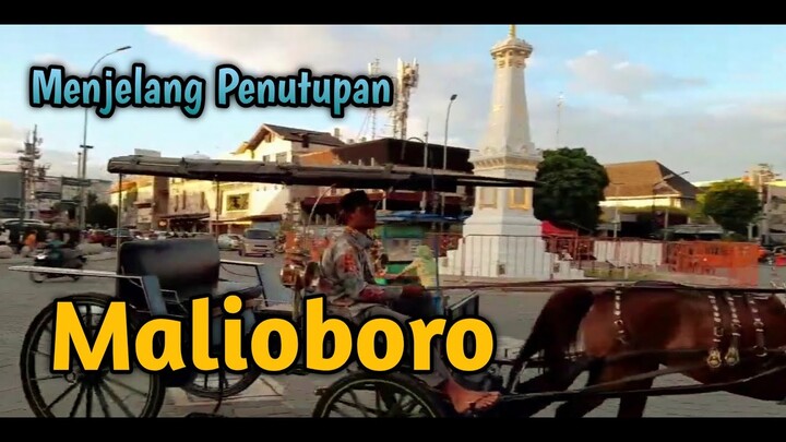TUGU DAN JALAN  MALIOBORO JOGJAKARTA MENJELANG PENUTUPAN UNTUK RODA 4 SORE HARI