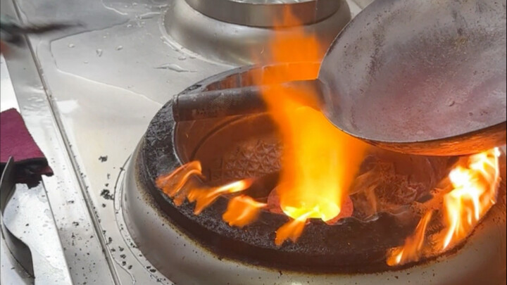烧锅，用锅，和做菜的知识细节给徒弟们讲解清楚