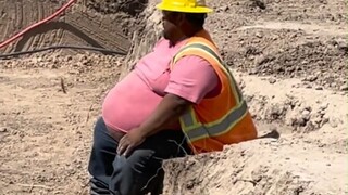 ช่างหนุ่มตัวอ้วนคนหนึ่งที่ไซต์ก่อสร้าง แค่นั่งอยู่ตรงนั้นก็ตลกมากแล้ว