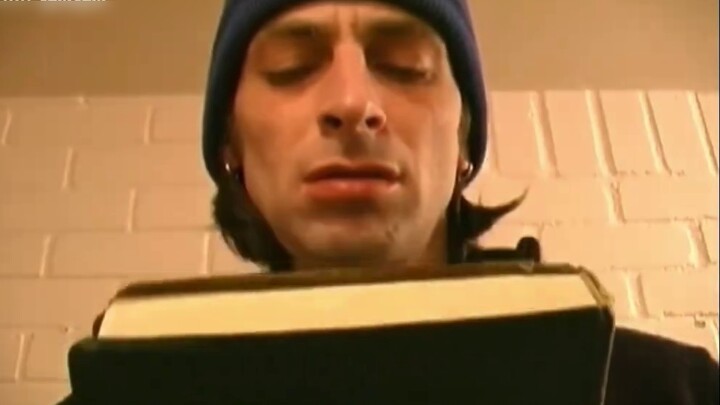 【Underground Film】"A man commits suicide, igniting a dream firestorm from his past, dreams of his fu