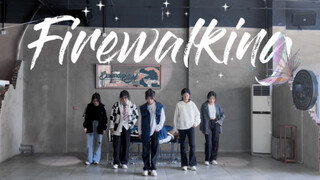 لا يمكن أن يكون هناك من يزال يرقص "Firewalking" في عام 2023! (نسخة الـ7 أشخاص مع الكراسي)