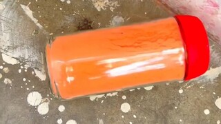 Khoảnh khắc giải tỏa áp lực bằng cách lăn chai xuống cầu thang
