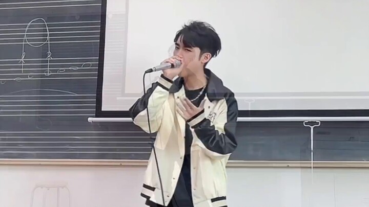 ร้องเพลง "アイドル" ของ YOASOBI ในห้องเรียน มันระเบิดเกินไป!!!