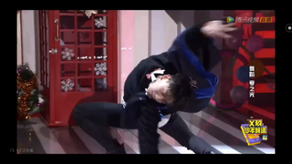 我一直觉得夏之光你是个身体很软的人！疗养院护士应该叫你去演也不错！16岁的你跳舞就这么有范儿了！有魅力！真好！