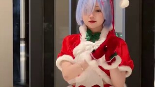 When I, who is 148cm tall, wear Rem’s Christmas cosplay costume, my style is completely different fr