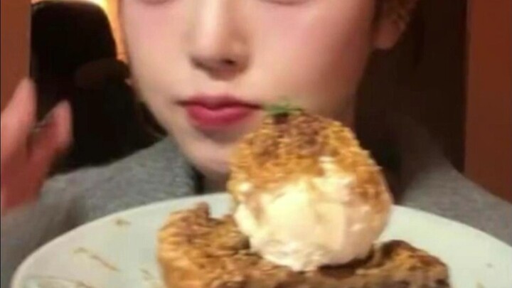 Xem cô ấy ăn mà thấy món nào cũng ngon hết, hóa ra là kiếp trước chưa từng được ăn thật đấy!