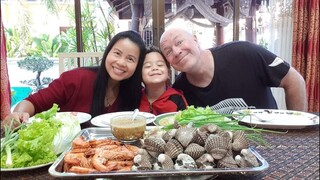 เมี่ยงกุ้ง หอยใหญ่ๆม้วนใส่ผักสด Stir Fry Shrims and Cockle Wrap With Veggies top Seafood dipping