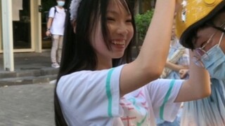 Life|Take-away Deliveryman Has Lovely Bunny Ears