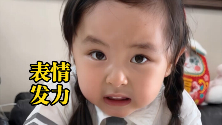 صغار البشر يساعدون أمهم في تقشير الدوريان، حتى تعابير وجوههم تعبّر عن كل جهد يبذلونه!