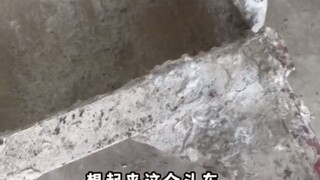 Memberi pacar pekerja proyek hadiah "keras": truk pengangkut, sekop...