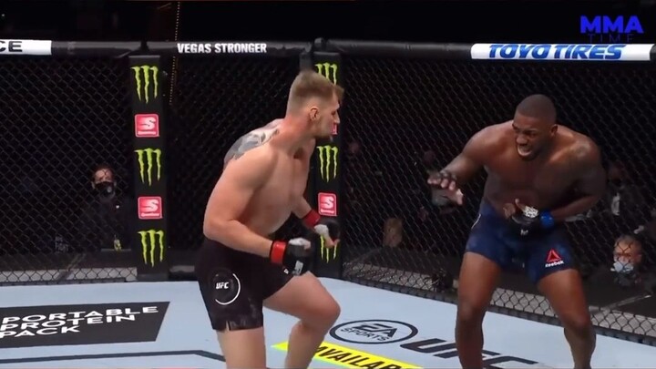 [MMA] You can feel the pain even through the screen—this fighting coach taught a lesson with one kic