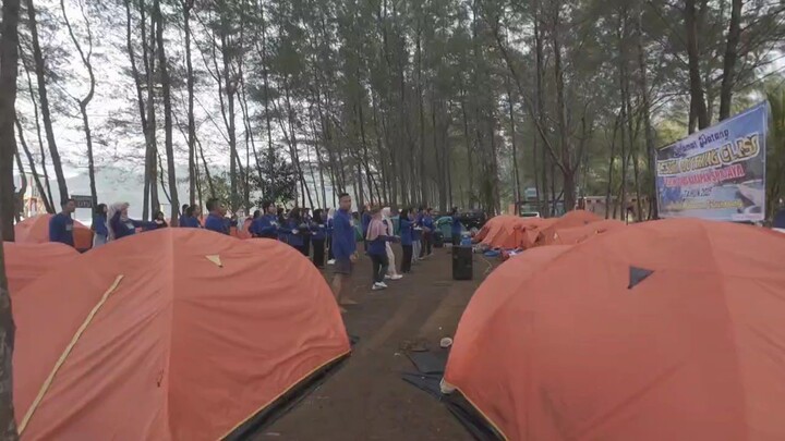 olahraga pagi di tepi pantai