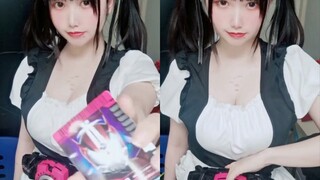 Maid yang bermain dengan Imperial Cavalry Belt untuk pertama kalinya