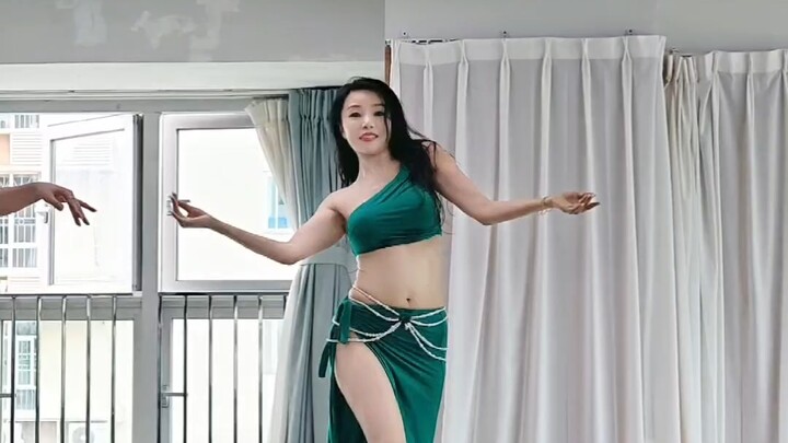 จากความสงวนไปสู่ความเซ็กซี่ ห่างกันแค่การหันตัวเท่านั้น นี่แหละคือเสน่ห์ของระบำตะวันออก (ระบำหน้าท้อ