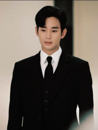 Dia bahkan tidak memakai rompi lagi saat dia bukan sutradara. Jika Kim Soo-hyun punya kaki, lebih ba