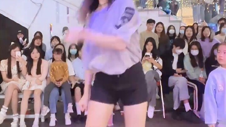 Psy's hit hip-twisting dance, sexy black silk college student really twisted hard! Several people wa