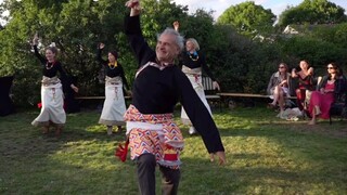 Interesting foreigners are dancing Tibetan Guozhuang again