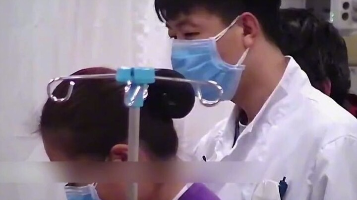 Mẹ bị ngừng tim, bác sĩ chuẩn bị từ bỏ sau nửa giờ cấp cứu thì bất ngờ con trai rút điện thoại ra và