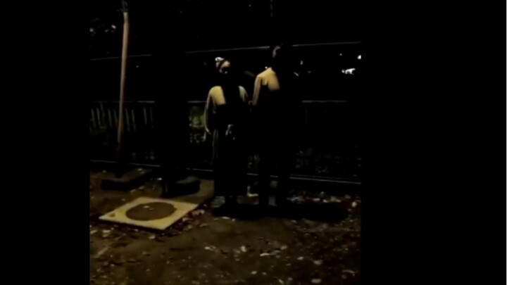 Buổi tối không đeo khẩu trang à?