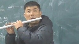 Về việc ông Zhudi nhất quyết khoe ống dẫn nước mới của mình cho chúng tôi xem. .