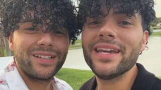 两人的爸爸是同卵双胞胎兄弟，妈妈是同卵双胞胎姐妹，他们关系是？