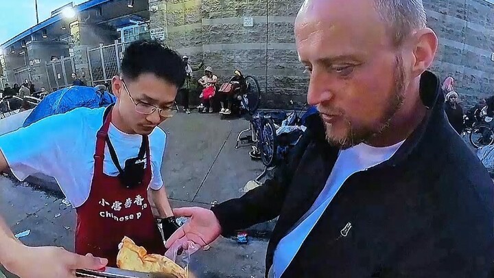 Một chiếc bánh nóng, nâng đỡ hy vọng cả ngày dài của những người nghèo nơi đất khách!