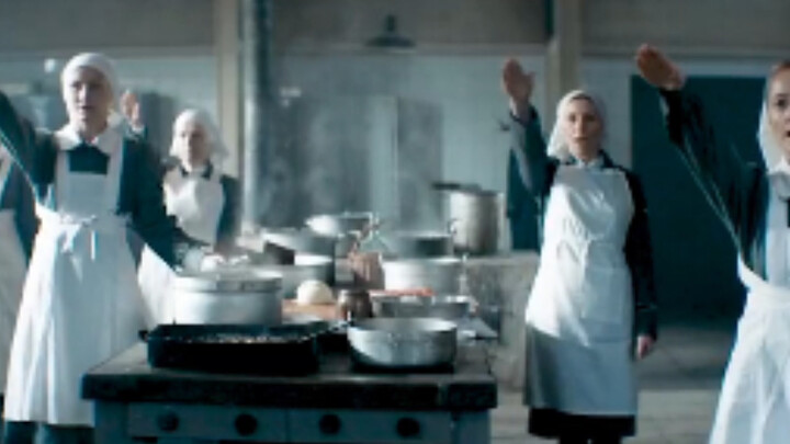 Anh ấy đã biến tên của các tù nhân thành một thứ ngôn ngữ; sau khi trốn thoát khỏi trại tập trung, a