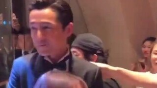 When Hu Ge attended an event, the male fans were more excited than the female fans. Hu Ge shouted: S