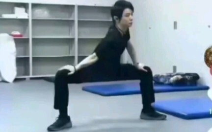 Dikabarkan secara online bahwa penulis Jujutsu Kaisen menyukai Yuzuru Hanyu, yang menyebabkan kemati