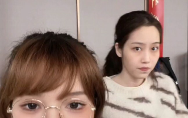 Chân Tử livestream, Chân Tử ở đằng sau lặng lẽ lui ra. Kiềm chế chút đi, đáng yêu quá.