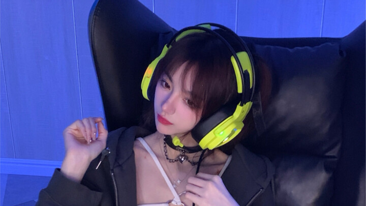 Today, I'm your esports girlfriend!